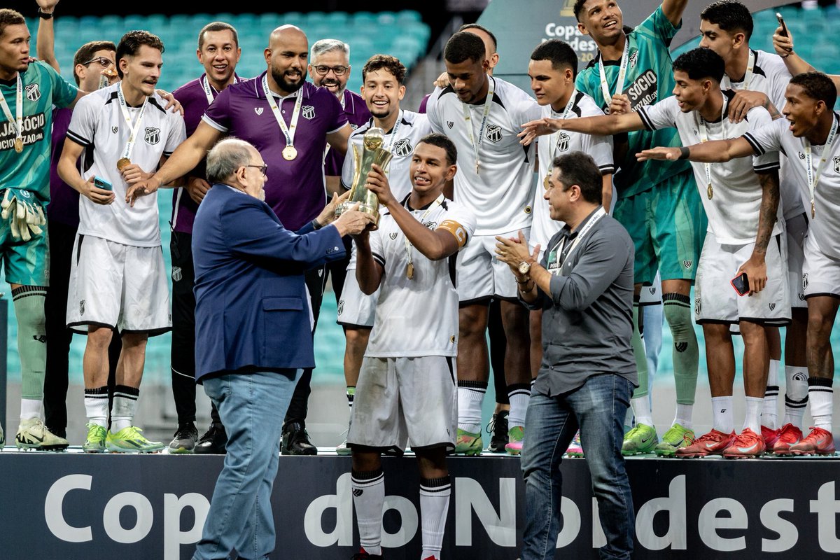 NetoHoracio's tweet photo. Ceará foi campeão da Copa do Nordeste Sub-20, conquistando mais um título para a base. Vou trazer aqui a campanha do Vovôzinho até a final e os destaques individuais.

O Ceará terminou a competição com 4 vitórias, 2 empates e apenas uma derrota, que aconteceu no primeiro jogo da final diante do Bahia.

No mata-mata, o Vovôzinho passou por equipes tradicionais como Sport (2–1), Fortaleza (pênaltis: 5–4) até chegar ao Bahia (0–1; 0–2).

O alvinegro marcou 9 gols no Nordestão; destes, 4 foram do Giulio e 3 do Guilherme. Isso representa aproximadamente 78% dos gols feitos pelo Vovô na Copa do Nordeste.

Outros destaques individuais do clube são o volante João Gabriel (camisa 8) e o lateral e capitão Aloísio, de apenas 17 anos.

Trabalho do corpo diretivo na conquista de mais um título:

A gerência da base, com Israel Portela à frente, tem conseguido bons resultados há alguns anos, tanto no quesito esportivo quanto no financeiro.

Com a chegada de Haroldo Martins na direção de futebol, houve uma unificação dos processos seguidos nas categorias de base e no profissional.

O trabalho realizado no elenco profissional tem sido espelhado na base, desde a CESP até a avaliação técnica da diretoria. Isso tem facilitado a transição e qualificado o trabalho junto aos jovens atletas.

Comissão técnica toda cearense: 

A comissão do sub-20: 
Alison Henry - Treinador
Jorge Marinho - Auxiliar Técnico
Janderson Bessa - Preparador Físico
William Mardochi - Preparador de Goleiro
Ícaro Guilherme - Analista de Desempenho
Gabriel Gadelha - Fisiologista 

Fotos: Wellerson Gomes/CSC