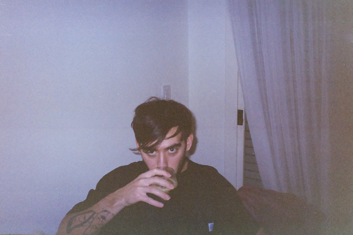 [Pedido a la comunidad!] En julio encontré una cámara de rollo cargada x San Telmo y quiero ver si puedo encontrar a su dueñx. Publico las fotos que revelé a ver si alguien reconoce a los sujetos y si aparecen me dicen el modelo de cámara y se la hago llegar. Chas gracia :)