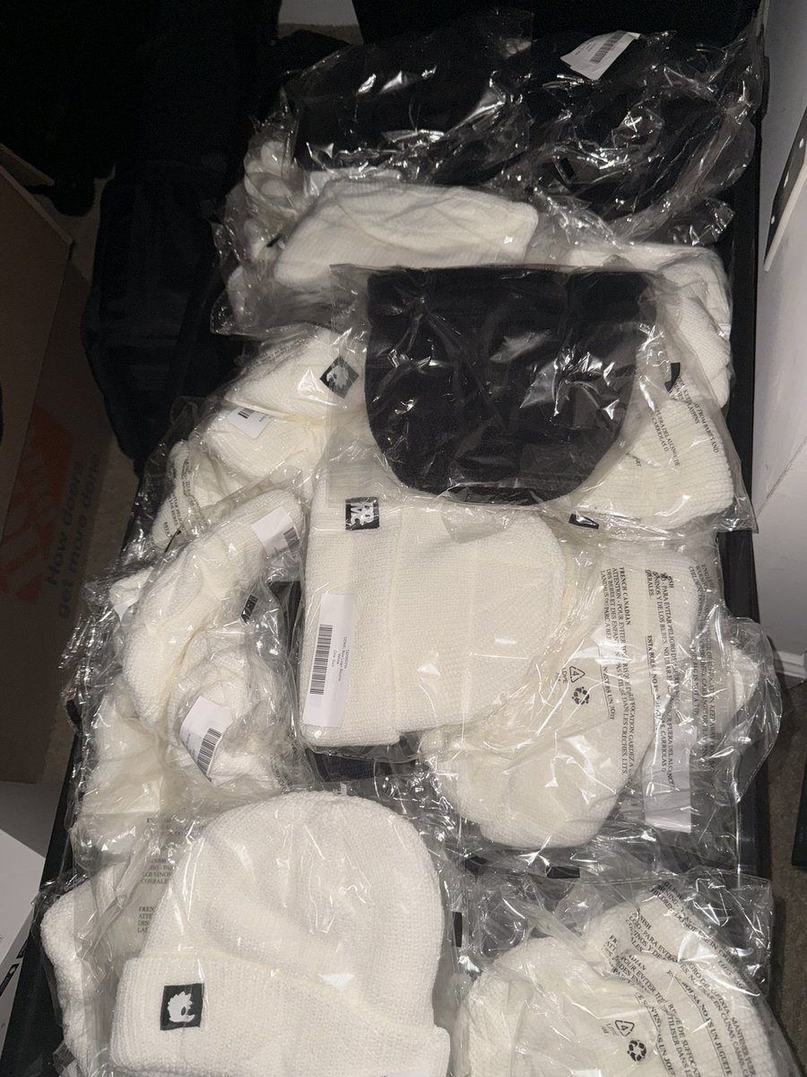 Duck Beanies!

Who needs?  
Free for holders in discord 🖤🦆