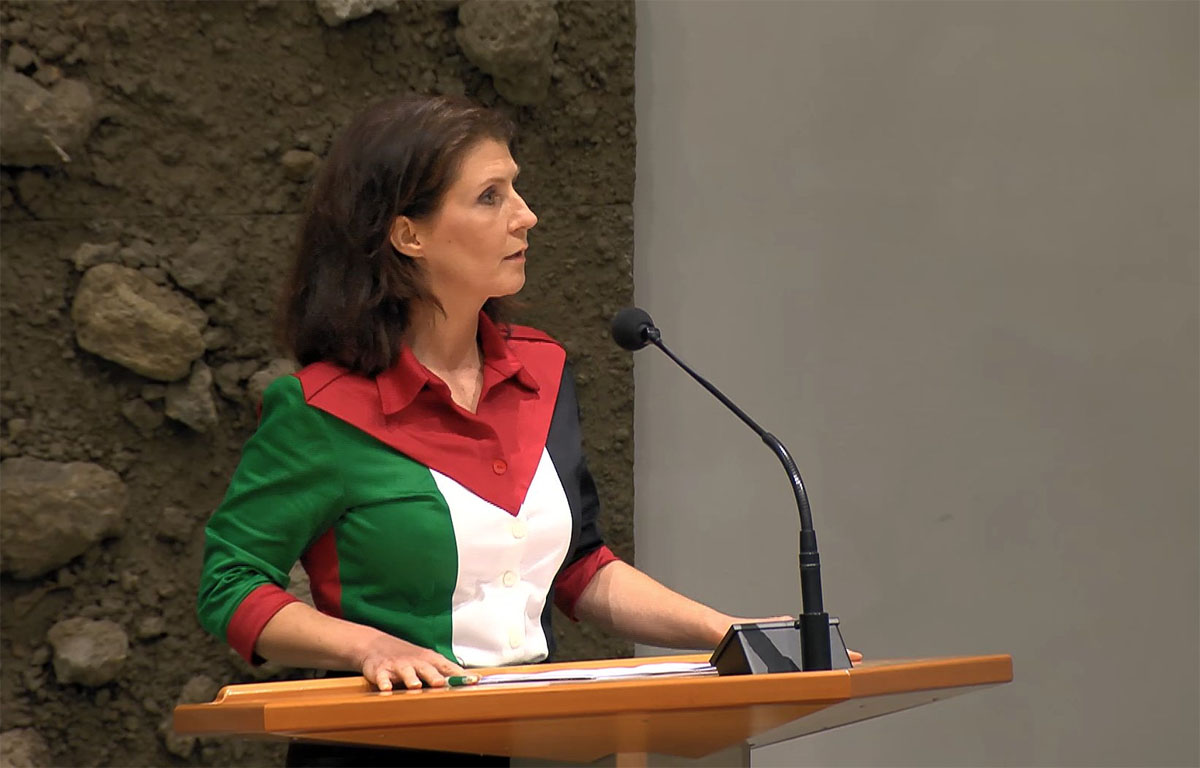 Zeg eerlijk, <a href="/estherouwehand/">Esther Ouwehand</a> is inmiddels volledig doorgeslagen? Dat mogen we wel stellen, toch? Ze helpt eigenhandig de doelstellingen van <a href="/PartijvdDieren/">Partij voor de Dieren</a> om zeep, ze slacht ze onverdoofd zullen we maar zeggen?