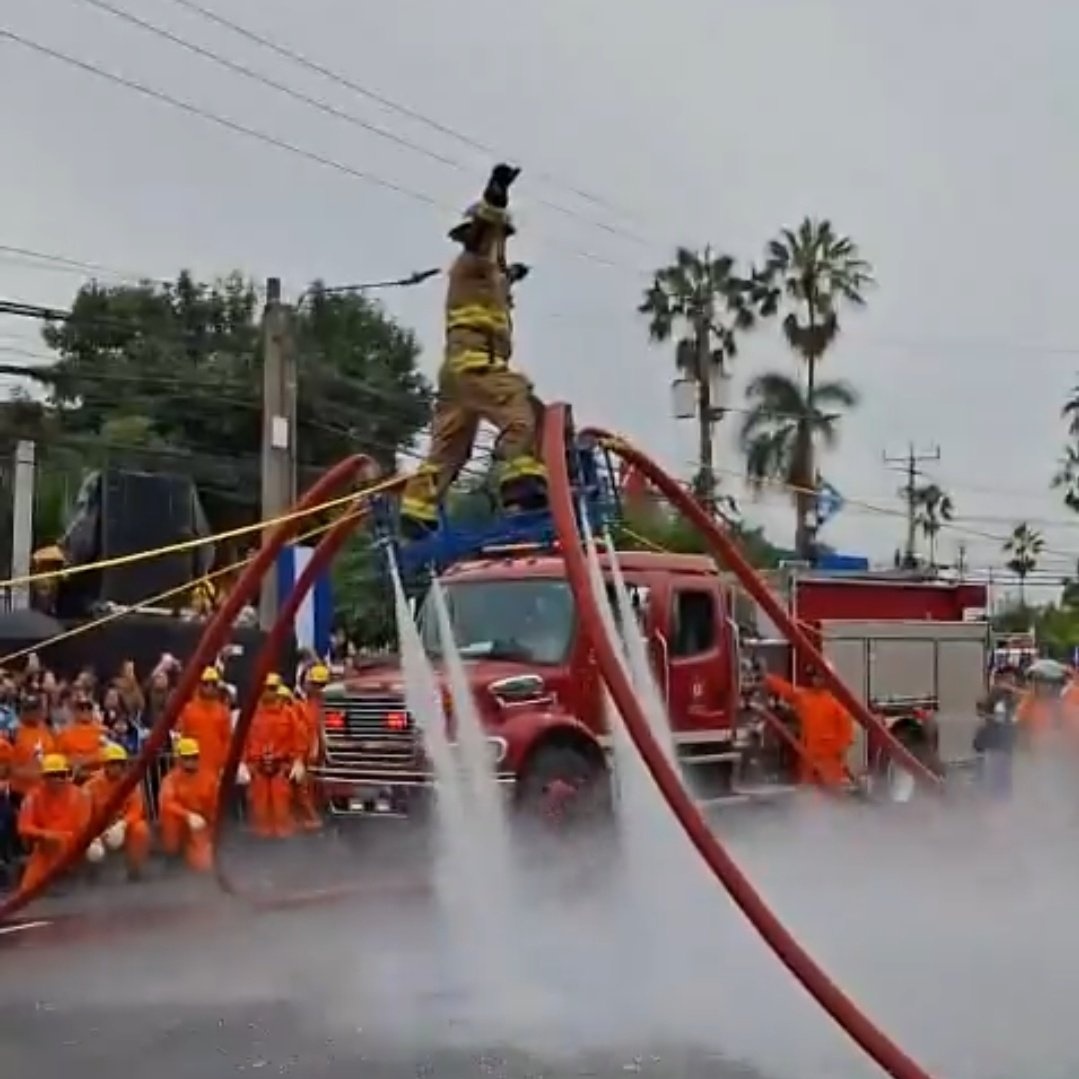 El presidente de ANDA cobra $11 mil mensuales y a vos no te cae agua en tu casa desde hace una semana, pero el día del desfile estabas bien contento aplaudiendo esto: