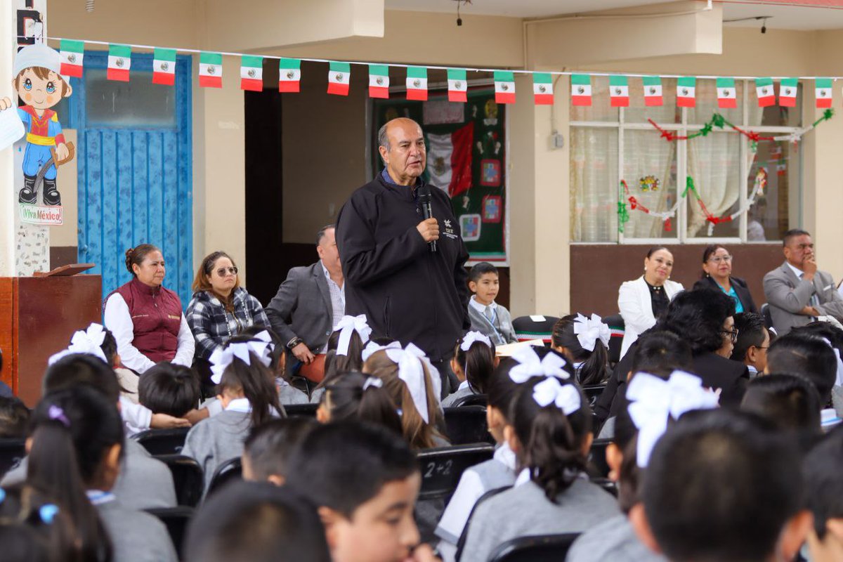SEPHidalgo's tweet photo. El secretario @natycastrejonv, continúa fortaleciendo a las escuelas de educación básica con la entrega de equipamiento tecnológico. En la primaria “Quetzalcóatl” de #Tulancingo, dotó a la comunidad escolar de mobiliario, útiles, uniformes y calzado, reafirmando el compromiso de la administración que encabeza el gobernador @juliomenchaca_ para garantizar una educación de calidad y con equidad. 📚✨

Seguimos trabajando de la mano con docentes, madres, padres y estudiantes para consolidar la transformación educativa que Hidalgo merece. 👩‍🏫👨‍🏫👧👦

#NatyCastrejón #PrimeroLaEducación