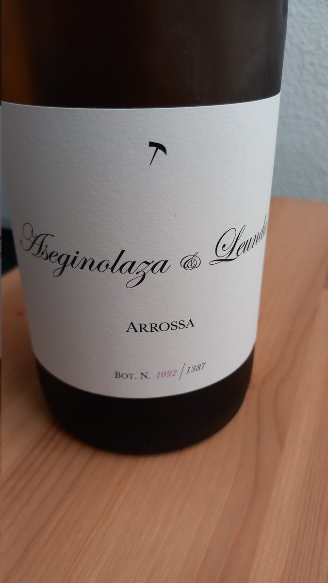 Vamos a abrir la última del kit de rosados de moda del verano,servido  por el Retrogusto 💪🩷🍷
<a href="/Asegi_Leunda/">Aseginolaza & Leunda</a>
Está de cine
#Navarra #vinos #bodegas #winelovers #vinos #Twitter #gastrolovers #buenastardes #vins #winetime #vinosrosados #arrossa #sanmartindeunx #winetasting #drinks