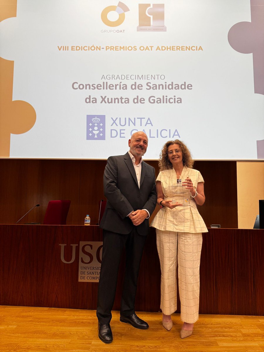 🥇🙌🏼 @JLCasteig entrega a Carmen Durán un agradecimiento a la Consejería de Sanidad de la Xunta de Galicia <a href="/SanidadeXunta/">Consellería de Sanidade</a>

#PremiosOatAdherencia