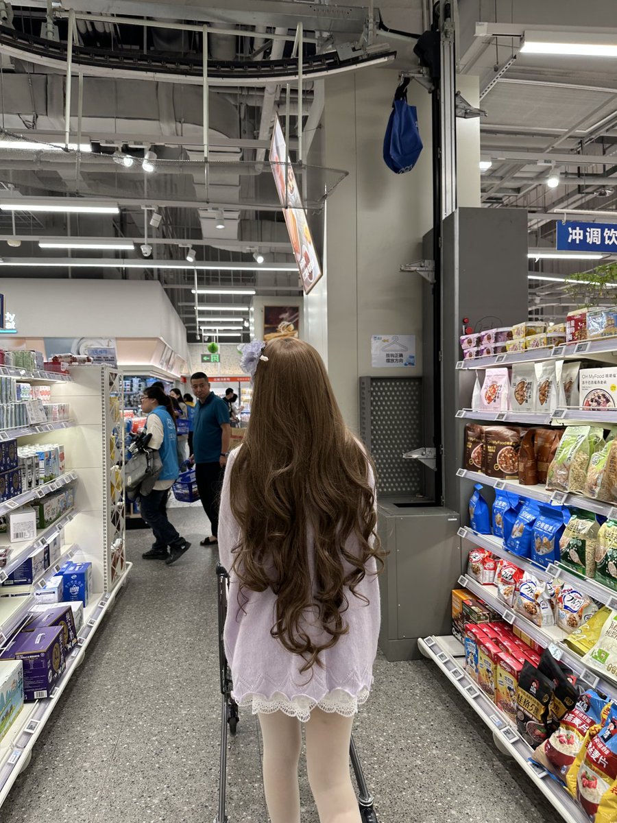 byejapp's tweet image. Of course, I have to take a photo of my back while wandering around the supermarket!!! ||| #IfMyBackCouldTalk
