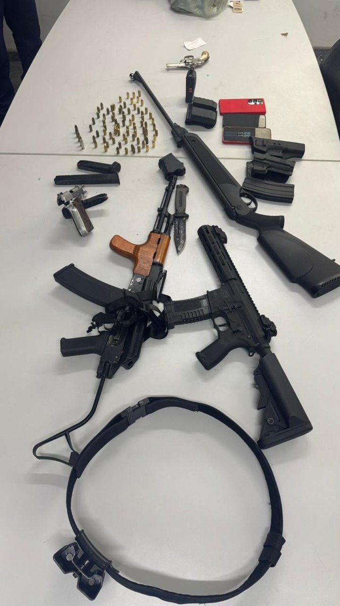 CAOSNORJ021's tweet photo. Policiais do #8BPM, em conjunto com agentes da #146DP, capturaram um criminoso com mandado de prisão em aberto no Suvaco da Cobra, em Novo Eldorado, Campos dos Goytacazes. No local, foram apreendidos uma pistola, munições, um revólver, uma espingarda e duas réplicas de fuzil. https://t.co/efmQUHKu9s