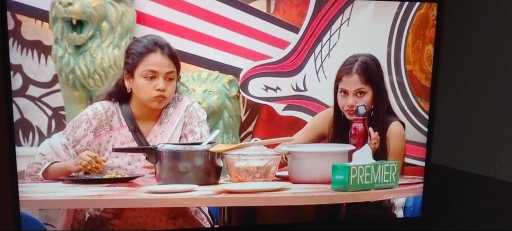 smk1628's tweet photo. Celebrity kadhu…. Commoner kadhu… veelu iddaru.  Chilllar batch #biggbossseason9 https://t.co/LjimLsmGTj