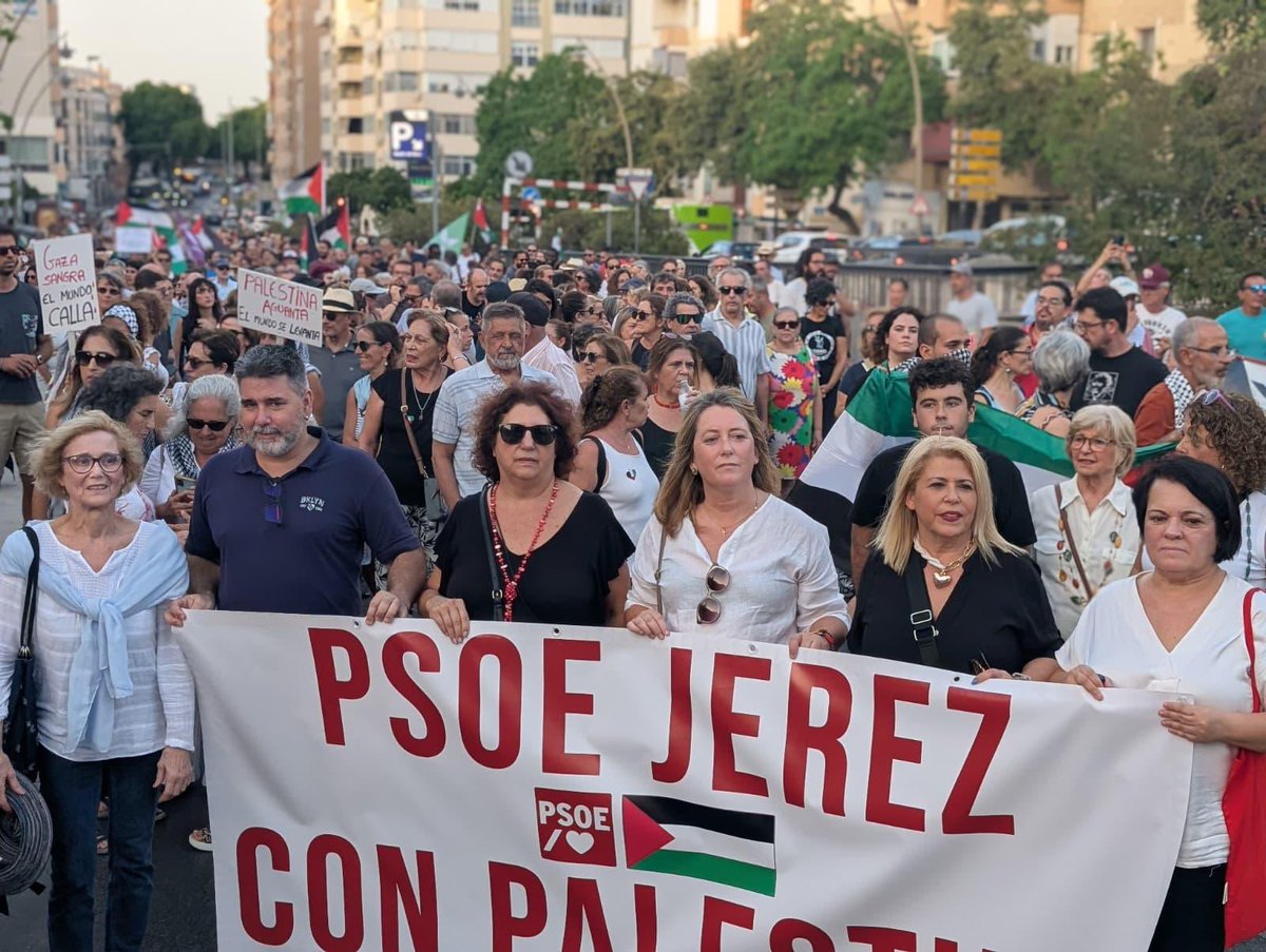 Jerez y el mundo entero se levanta por el pueblo palestino contra el genocidio 🇵🇸

Un orgullo ver las calles de Jerez abarrotadas de solidaridad y humanidad, señas del pueblo jerezano, frente a los negacionistas de la barbarie y el genocidio que sufren miles de personas en Gaza