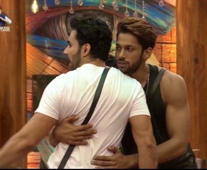 Kayu_Tweet6f's tweet photo. Loved how #BaseerAli highlighted the truth to that #AbhishekBajaj isn’t demanding extra, he’s asking for his haq,
They both are shining day by day 
 
Pure class in pointing it out 👏🏻 #BiggBoss19 #BaseeBob #AbhishekBajaj https://t.co/gn1ecvlR0t