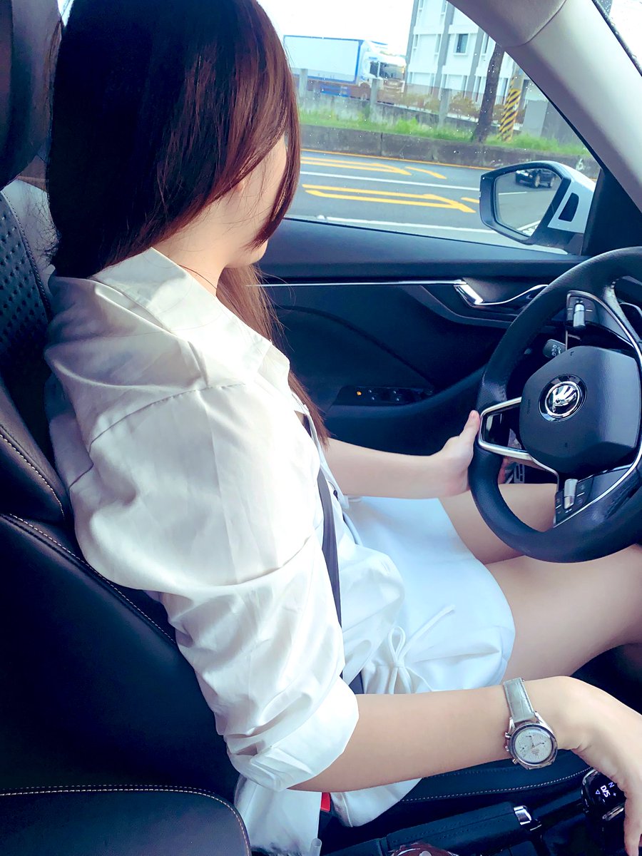 聽說單手開車的女生很帥
我也單手開車怎麼沒有帥的感覺…
🤧🤧🤧🤧

不過如果三寶敢在後面按我喇叭
我下車的時候是真的很帥🥴🥴🥴

（可能油門踩得不夠快💨）
駕駛座又該去洗車囉😈
