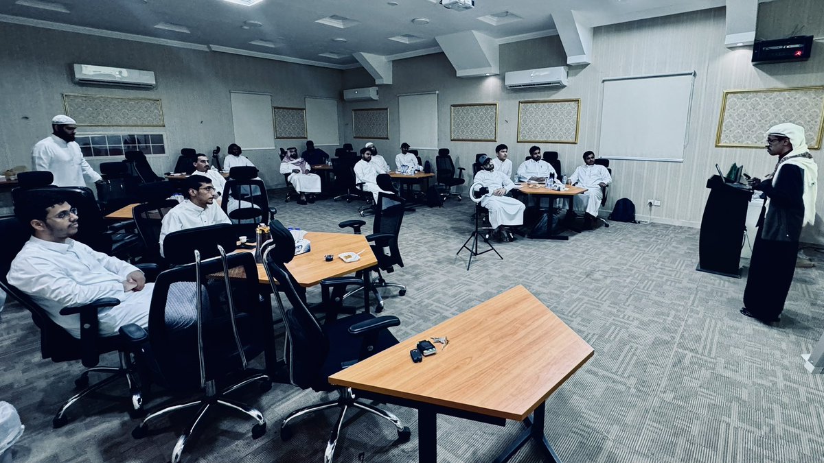 أثبتت الدراسات أن التدريب العملي على مهارة الإلقاء يقلل من القلق بنسبة كبيرة، ويزيد من ثقة الشخص بنفسه بشكل مباشر!

وفي المرحلة الجامعية تزداد أهمية هذه المهارة لاحتياجك للوقوف أمام لجنة أو محموعة طلاب من ضمنهم دكتور جامعي وغيره ..

هنا القادة يمارسون مهارة الإلقاء بكل طلاقة 👏🏻