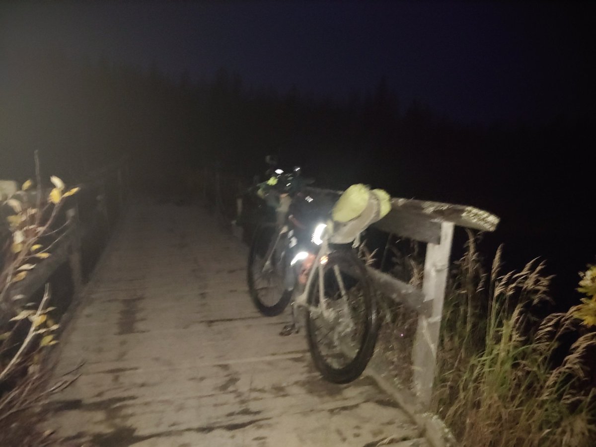 _3hat's tweet image. Pimeyden vallitessa sillalle. #ruska2025