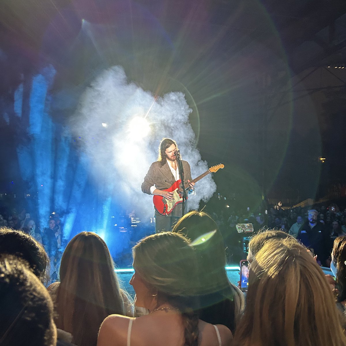 iman_the_nerd's tweet image. کمترین فاصله ای که با یه سلبریتی داشتم وقتی دیشب اومد وسط جمعیت اجرا کرد :)))