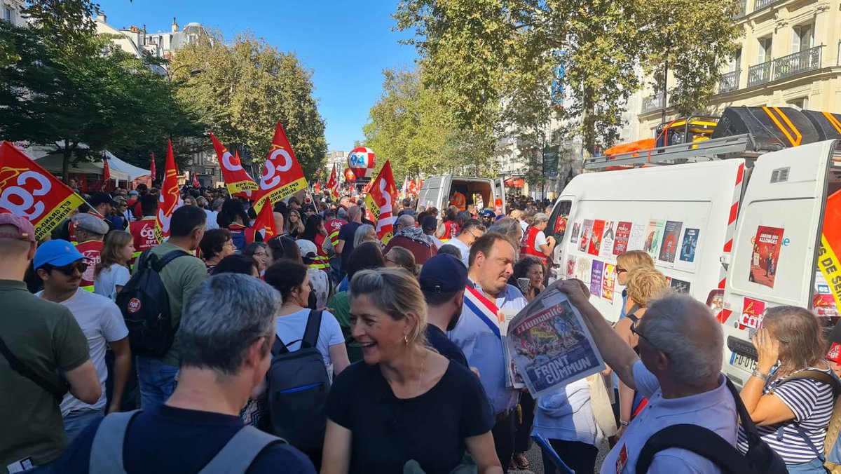 Joyeuse et résolue, solidaire et fraternelle, la foule des grands jours de mobilisation sociale s'était donné rendez-vous aujourd'hui, en complicité avec le soleil. 
Elle ne disparaîtra pas avec quelques poignées de poudre de perlimpinpin. Qu'on se le dise dans les châteaux !