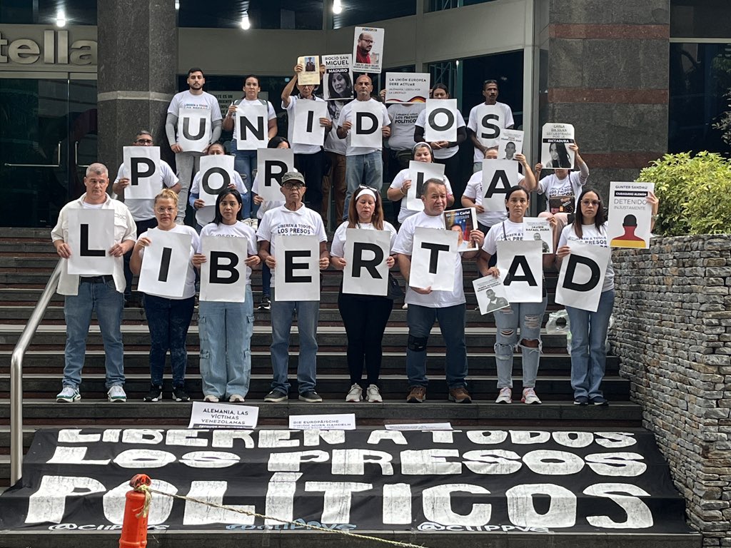 CUARTO DÍA DE LA RUTA | Somos madres, familiares, amigos y defensores unidos por la libertad de todos los presos políticos en #Venezuela.

La vida de más de mil personas está en riesgo mientras permanezcan injustamente detenidas por razones políticas en cárceles inhumanas.