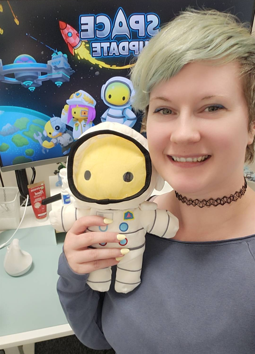 misscnilsen's tweet image. Working with the brilliant team at @RubberBndGames on this project is an absolute joy! 💛

A big thanks to Tom for sending me the cutest Space Plushie &amp;amp; for trusting me with his community!☺️

Space Update, OUT NOW!🚀 

#WobblyLife  | #SpaceUpdate |  #Freelance