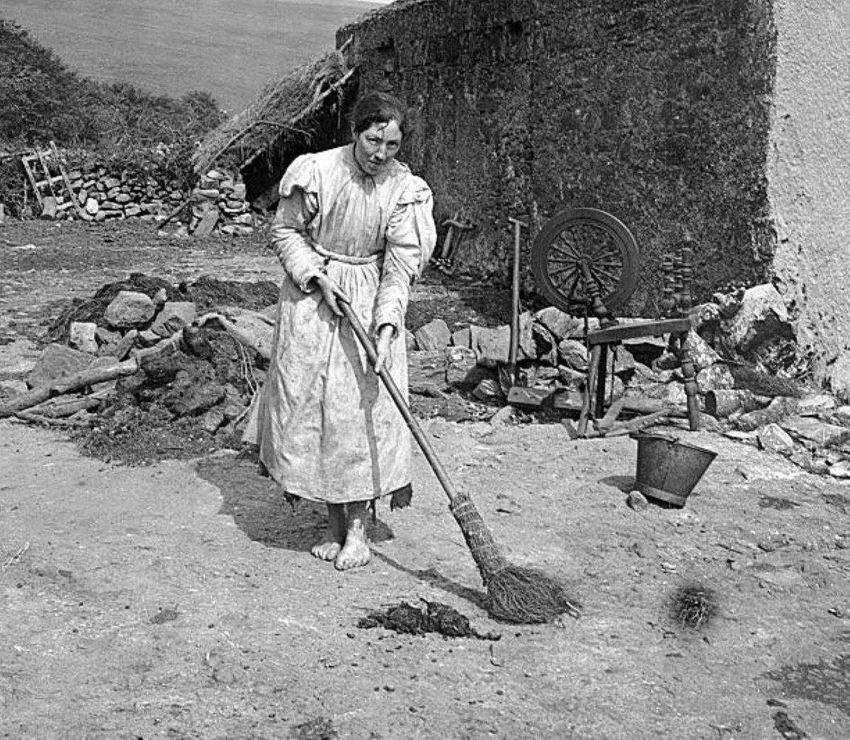 Ballycastle, al comtat d'Antrim, Irlanda del Nord, cap a 1900. Una vilatana agranant el pati.
📷 Sense dades
Font: Bettmann