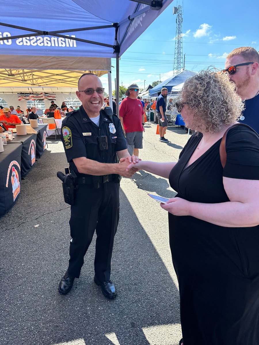 ManassasCityPD's tweet image. MCPD had a great time at the Building Supply of Manassas Wing Contest! 🍗🔥 Chief Keen had the honor of serving as one of the wing judges — tough job, but someone had to do it! 👮♂️💙 #CommunityStrong #MCPD