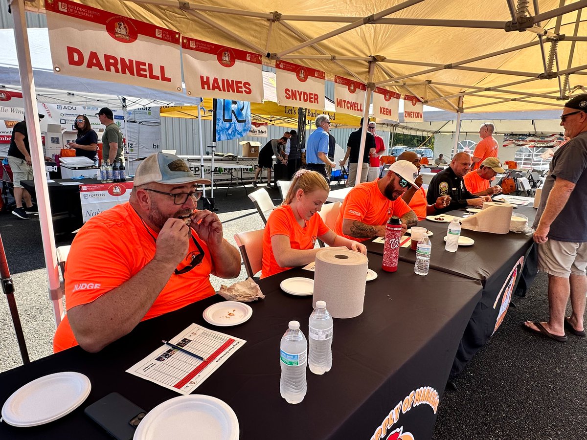 ManassasCityPD's tweet image. MCPD had a great time at the Building Supply of Manassas Wing Contest! 🍗🔥 Chief Keen had the honor of serving as one of the wing judges — tough job, but someone had to do it! 👮♂️💙 #CommunityStrong #MCPD