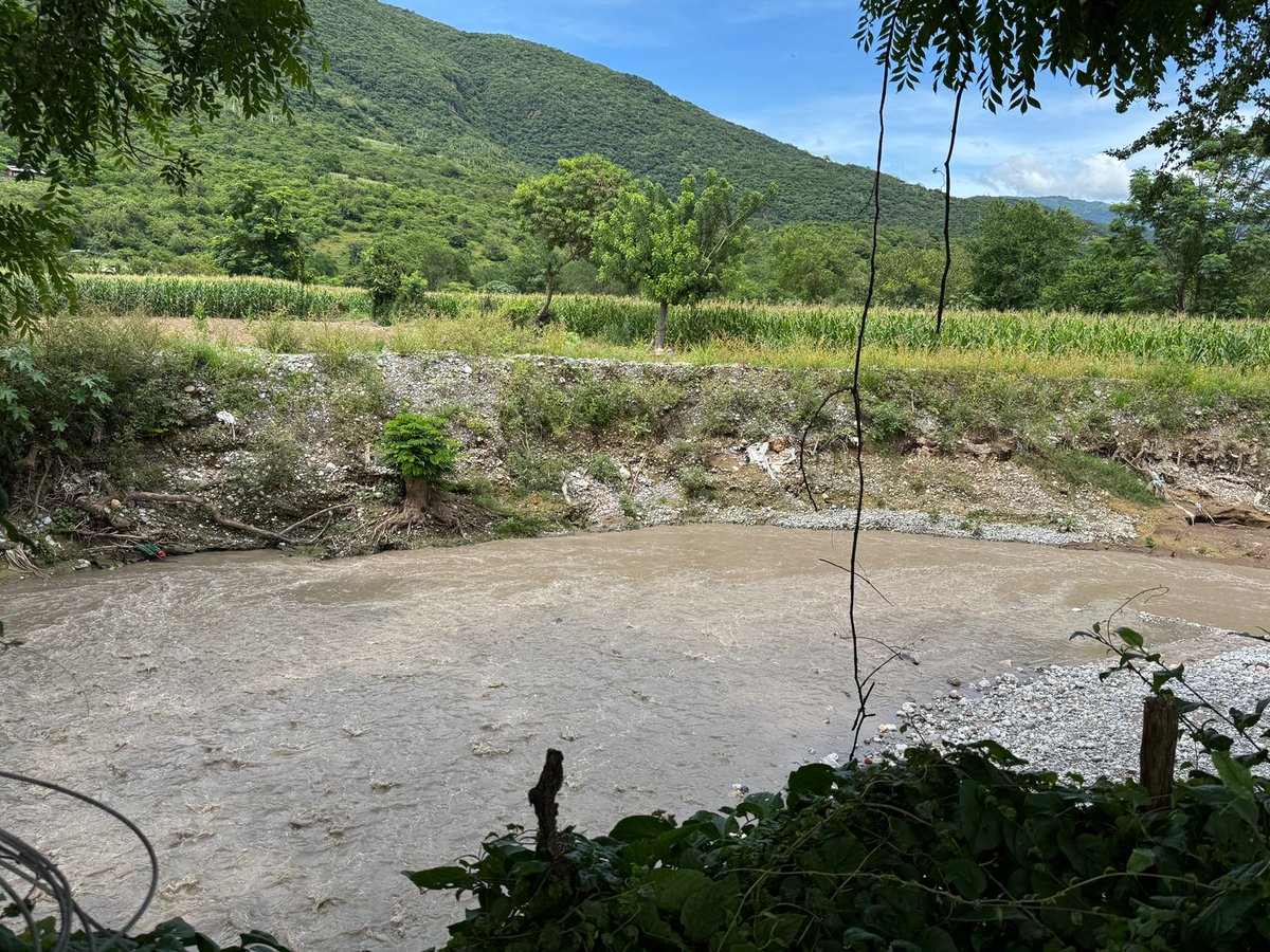 Capaseg_CS's tweet image. El Dir. Gral. de la #CAPASEG, Ing. Facundo Gastélum, junto al Sec. de la Contraloría, Francisco González, supervisaron en #Mochitlán la construcción de bordos en el Río Huacapa. Obra para prevenir riesgos, proteger a la población y fortalecer la infraestructura hidráulica.