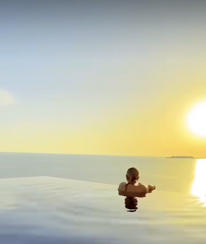 Sıradan sevmiyorum ben seni..Kuru kuruya bir iki cümleye sığdıramam.
Normal biriyim aslında;senli olunca oluyo ne oluyosa..💙