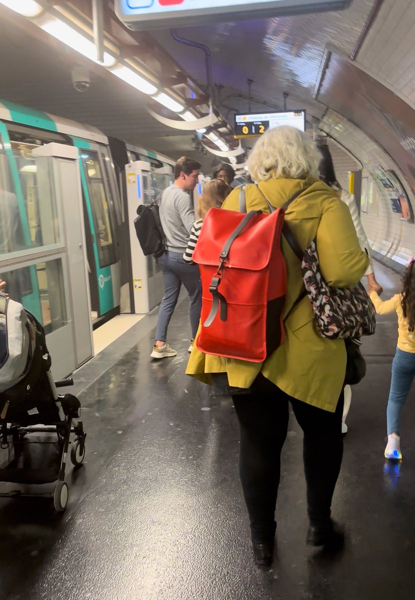 La police a gazé l’intérieur de la station de métro Nation. Les enfants sont en pleurs, les gens ne peuvent plus rentrer chez eux. C’est quoi cette gestion de l’ordre sérieusement ??!