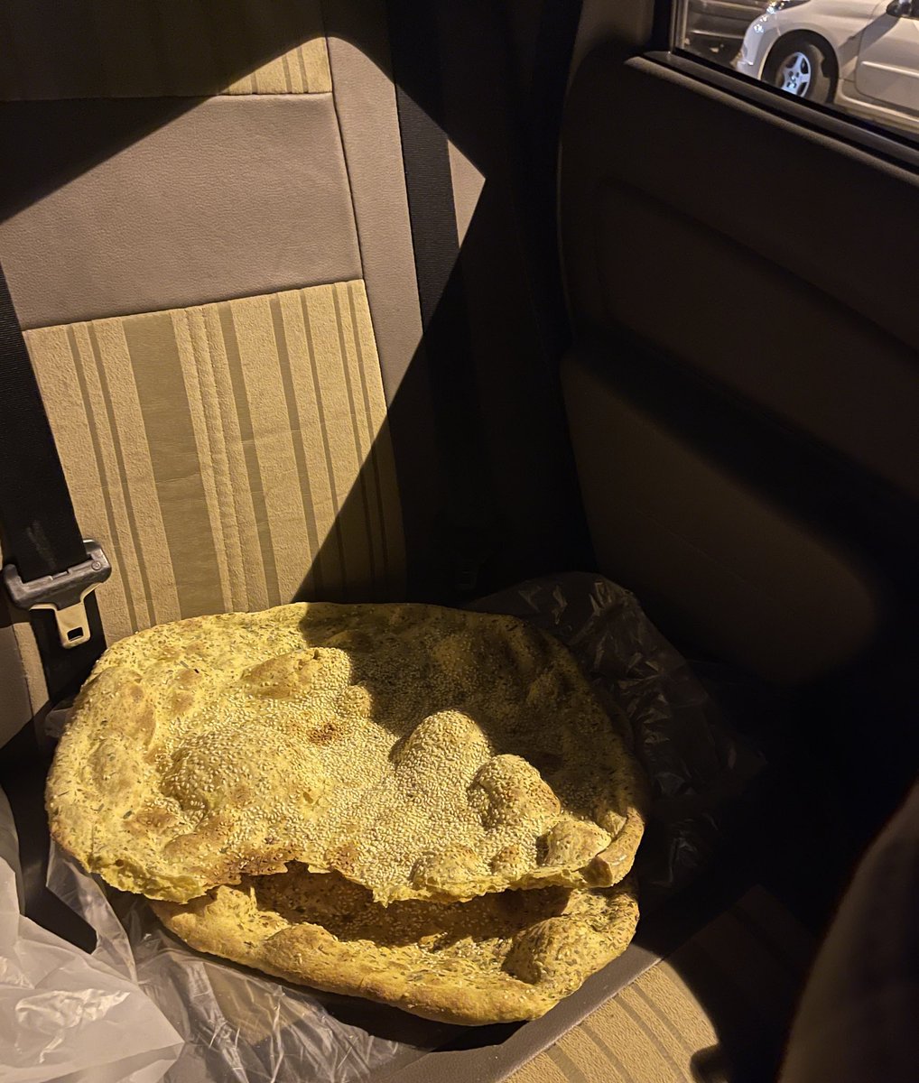 نظریه محبوب: نون کنجدی بدون هیچ ترکیب اضافیم خوشمزه ست.
امیدوارم بمونه چیزی تهش تا خونه😅