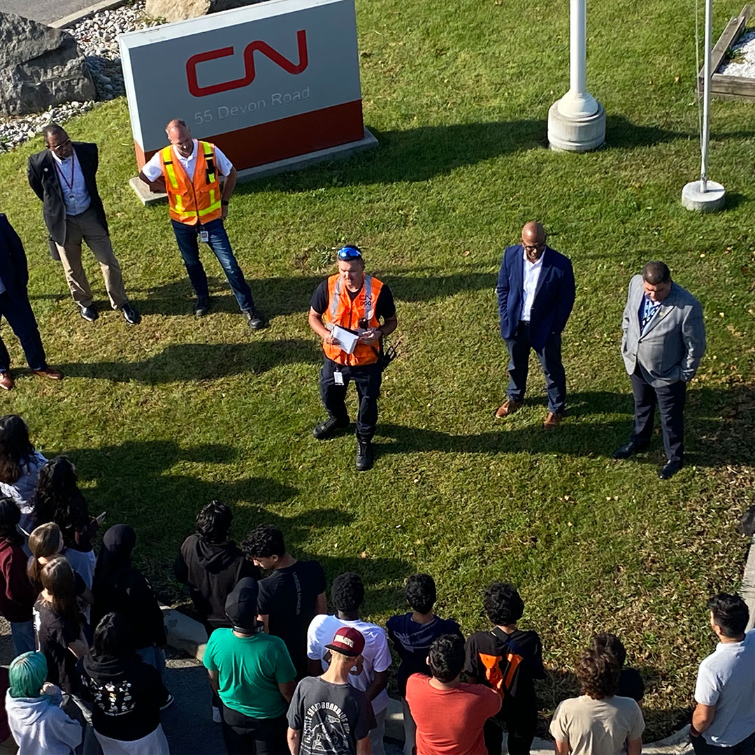 Le CN a accueilli 130+ élèves d’Elsie MacGill (Milton, ON) à la gare intermodale de Brampton

Ils ont :
🔎 Exploré les opérations et le Centre Logistique de Milton
🧪 Relié leurs études en STIM à des missions ferroviaires
 🚂 Approfondi leurs connaissances en sécurité ferroviaire
