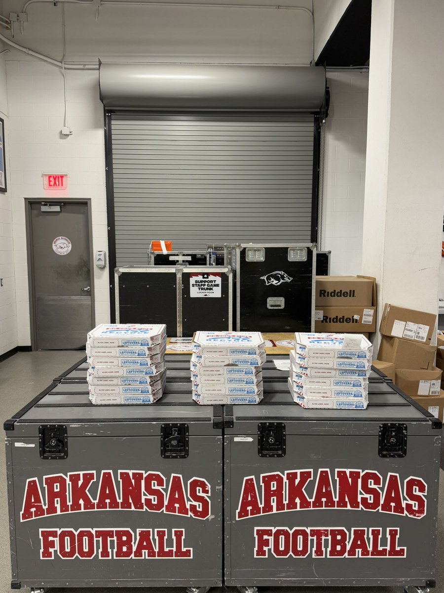 RazorbackEquip's tweet image. Shout out to @CoachSFountain for fueling our crew as we pack the semi truck