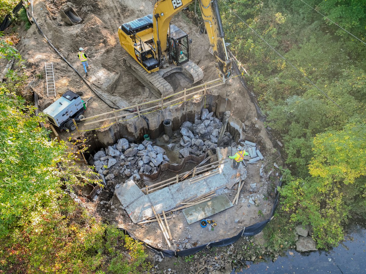 Sierra Bridge is on site at Windham Rd. in Vanessa, getting to work on the replacement of a structure that’s stood for over a century!🏗️🌉
This week’s focus: breaking down the existing concrete and removing the original wooden posts that supported the 100-year-old bridge!