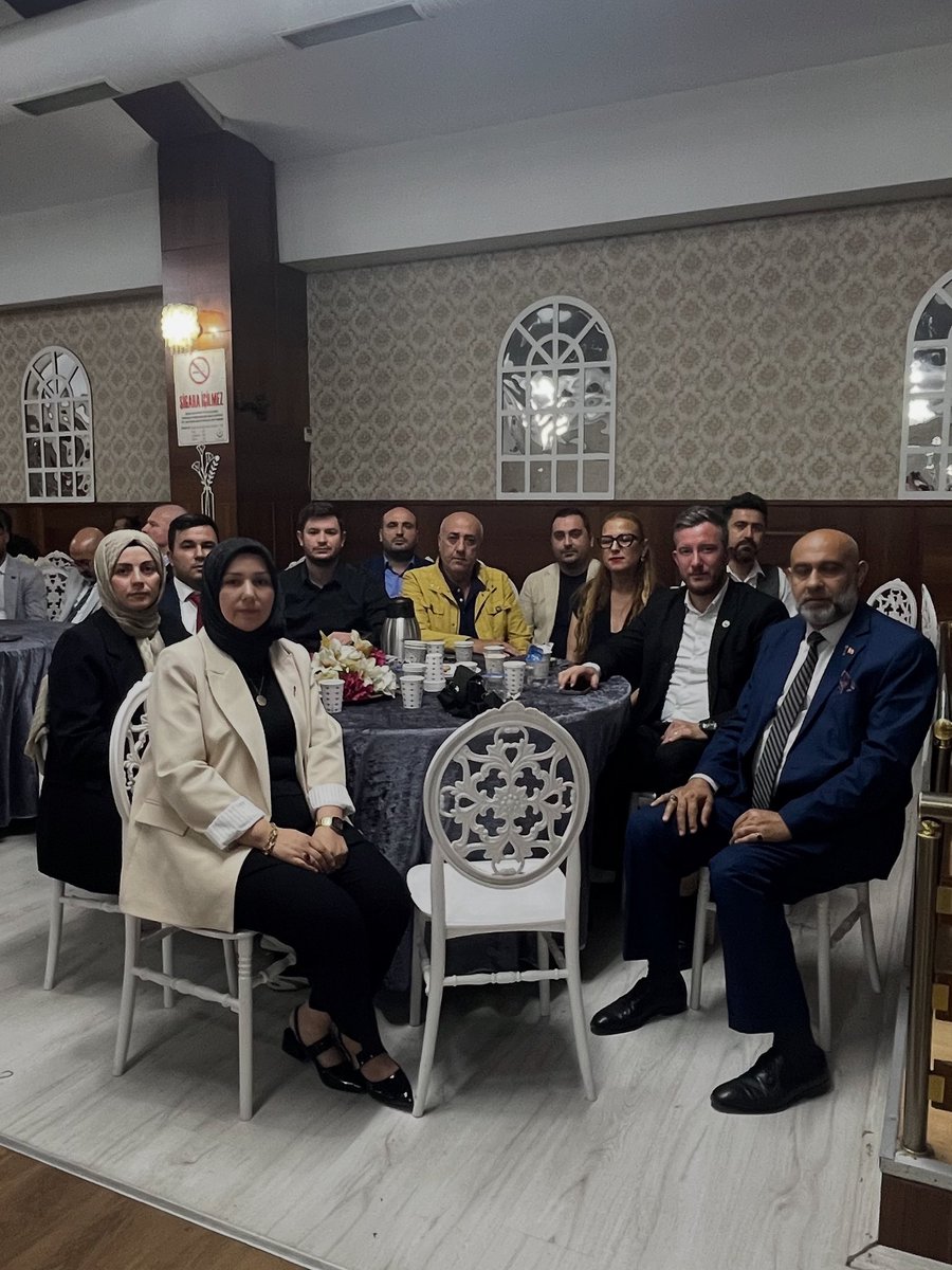 Genel başkan yardımcılarımız ve MYK üyelerinin katılımıyla, ‘Anahtar Buluşmalar’ başlıklı  Genişletilmiş il divan toplantısına Osmangazi İlçe Teşkilatı olarak katılım sağladık. 
#anahtarpartiosmangazi 
#anahtarpartibursa 
#anahtarparti