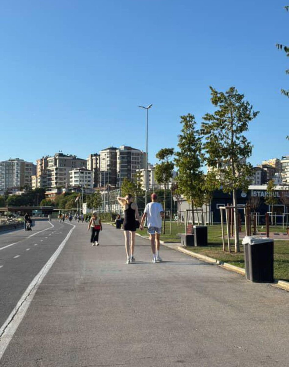 ทุกคนเดินสวนสาธารณะกันยังไงหรอคะ พอดีไอ่คูทเดินกับแฟน