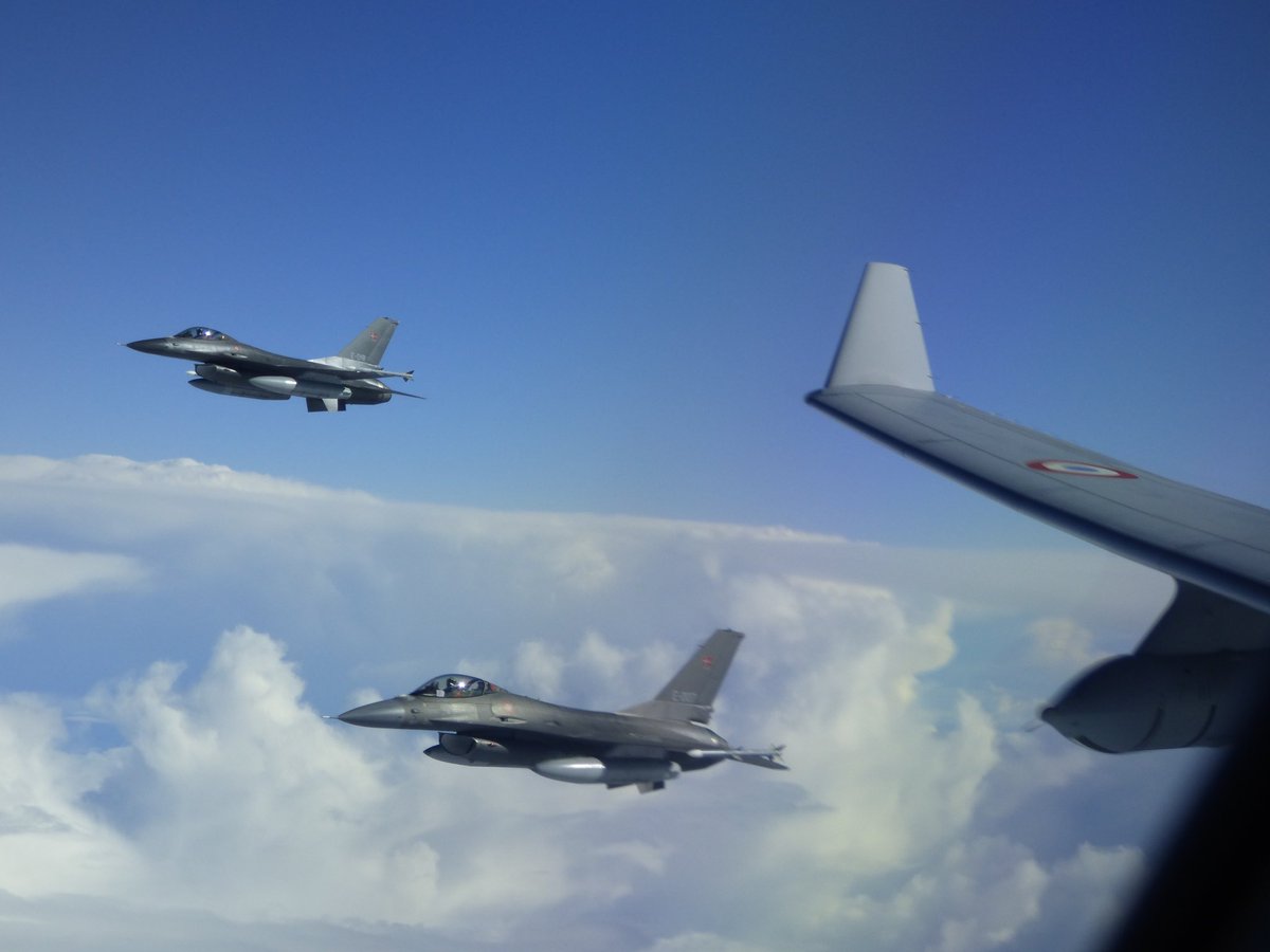 EtatMajorFR's tweet photo. 📍Groënland | Exercice multinational #ARCTICLIGHT 🇫🇷 🇩🇰 🇩🇪 🇳🇴 🇳🇱 🇬🇧
Participation d'un bâtiment de soutien et d'assistance et d'un A330 MRTT 🇫🇷 aux côtés de nos alliés ⚓ ✈️
🌊 Manœuvres conjointes dans l'environnement exigeant et les eaux froides de l'Arctique
🧭 Mise en œuvre d'expertises spécifiques pour la préservation de l'environnement et la sûreté maritime