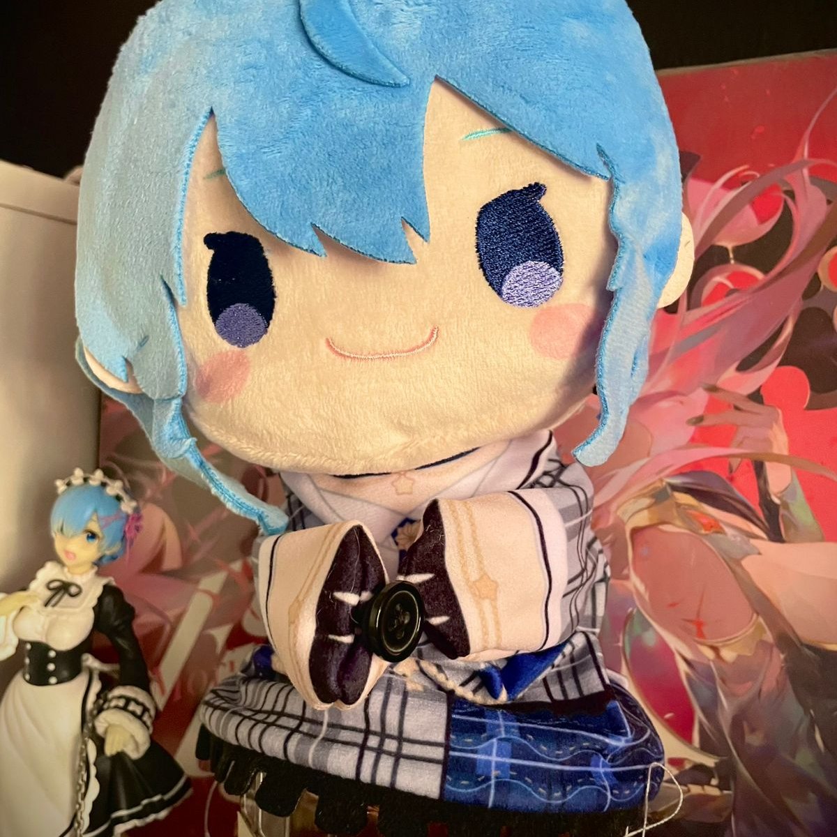 Bitacora del día:

Me olvide de pagar la luz, tuve que bajarle un "regalito" a amigo para que no la corte.

Me cobraron dos figuras de goodsmile... Saldo negativo  en la cuenta bancaria.

Pero llegó mi peluche de Suisei... Y salió el sol.