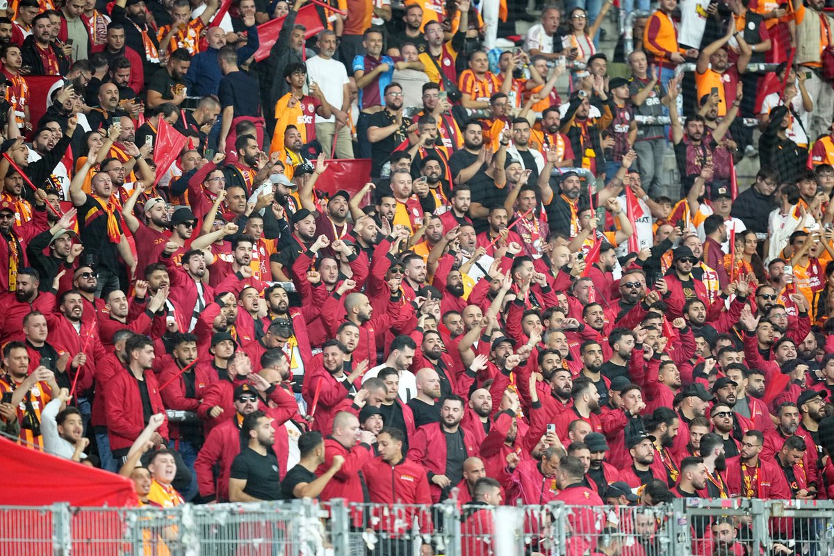 🦁 Büyük Galatasaray taraftarı her zaman ve her yerde olduğu gibi takımının yanında! 🙌

#SGEvGS #UCL