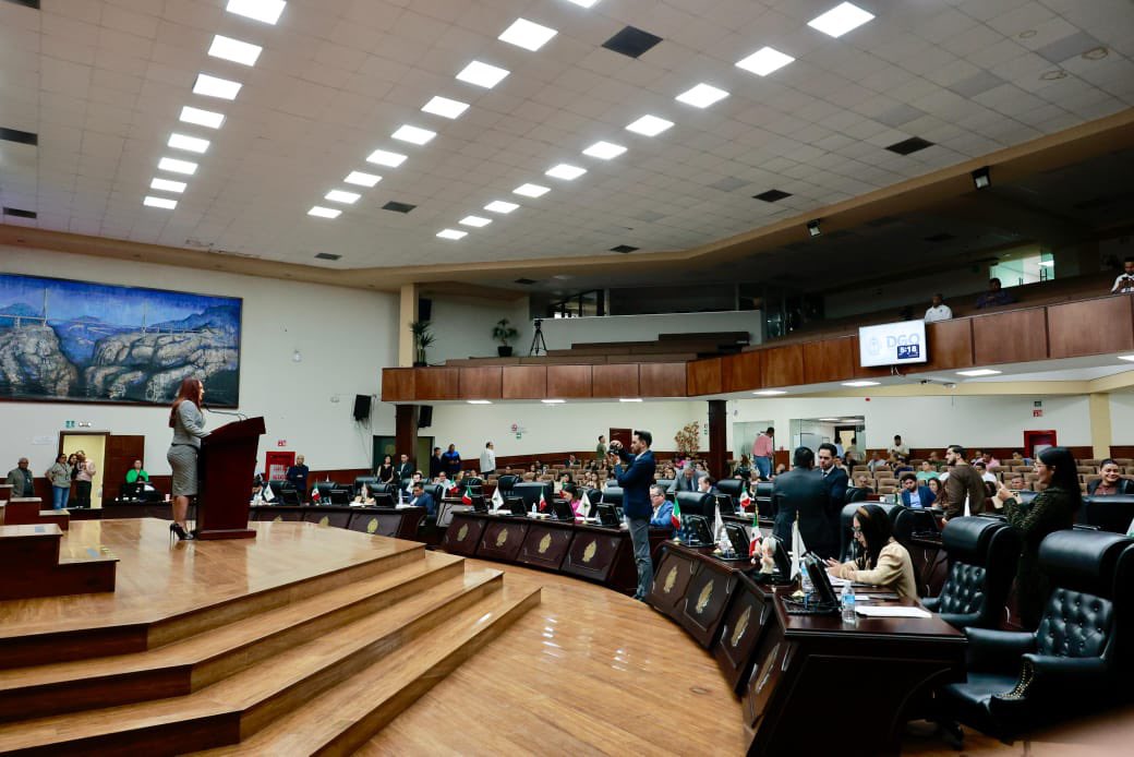 RA Informativo (@ra_informativo) on Twitter photo Se aprueba la iniciativa impulsada por <a href="/Sandra12Amaya/">Sandra Amaya</a>
La dip de la 4T logró el respaldo unánime del <a href="/CongresoDurango/">Congreso Durango</a> para reformar el IEPS, garantizando justicia fiscal y social a productores de mezcal. “Cada litro vendido debe significar un ingreso justo para quien lo produjo”. Se aprueba la iniciativa impulsada por <a href="/Sandra12Amaya/">Sandra Amaya</a>
La dip de la 4T logró el respaldo unánime del <a href="/CongresoDurango/">Congreso Durango</a> para reformar el IEPS, garantizando justicia fiscal y social a productores de mezcal. “Cada litro vendido debe significar un ingreso justo para quien lo produjo”.
