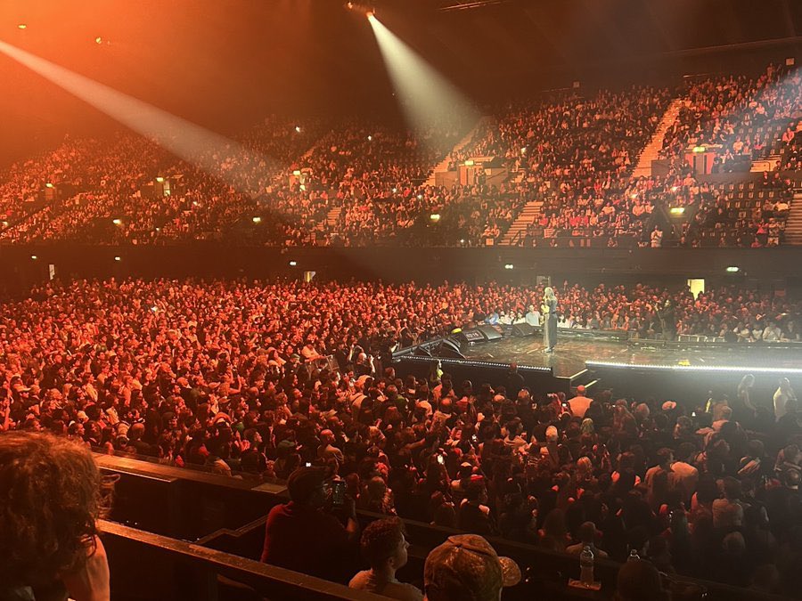 🇵🇸 Francesca Albanese en Wembley, ante decenas de miles de personas:
«Esta crueldad no comenzó hace 700 días».
«Gran Bretaña sembró las semillas de esta catástrofe».

Una denuncia histórica y política que señala las raíces coloniales de esta operación de exterminio contra en