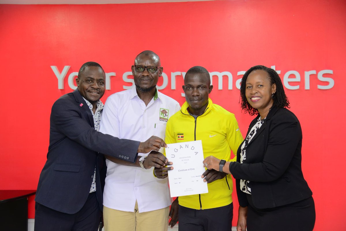 Kh3Kampala's tweet image. From Kampala’s 7 hills to Joburg’s streets, KH3’s Hash Master @WilsonAsiimwe1
 &amp;amp; Absa’s @DavidWandera
 flag off our 7 Hills Run champs for the Absa Run Your City Series, Sept 24! Running for girls’ education. Thanks @UG_Airlines
 &amp;amp; @BakaimaGroup #AbsaKH37HillsRun #RunYourCity