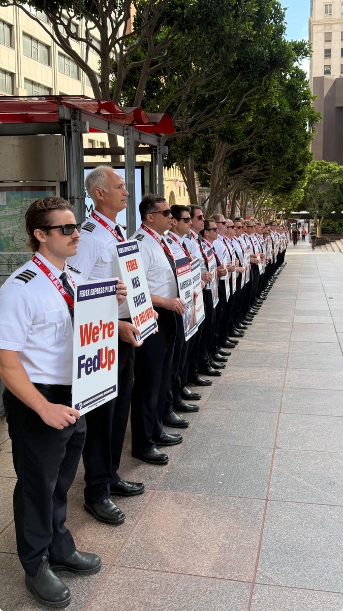 FedExPilots's tweet photo. Standing strong in San Francisco ✈️ 

FedEx pilots demonstrated outside Dodge &amp; Cox, one of @FedEx's largest investors, calling on shareholders to press management for labor stability with a new pilot contract. 

@ALPAPilots https://t.co/OmXe99yCPP
