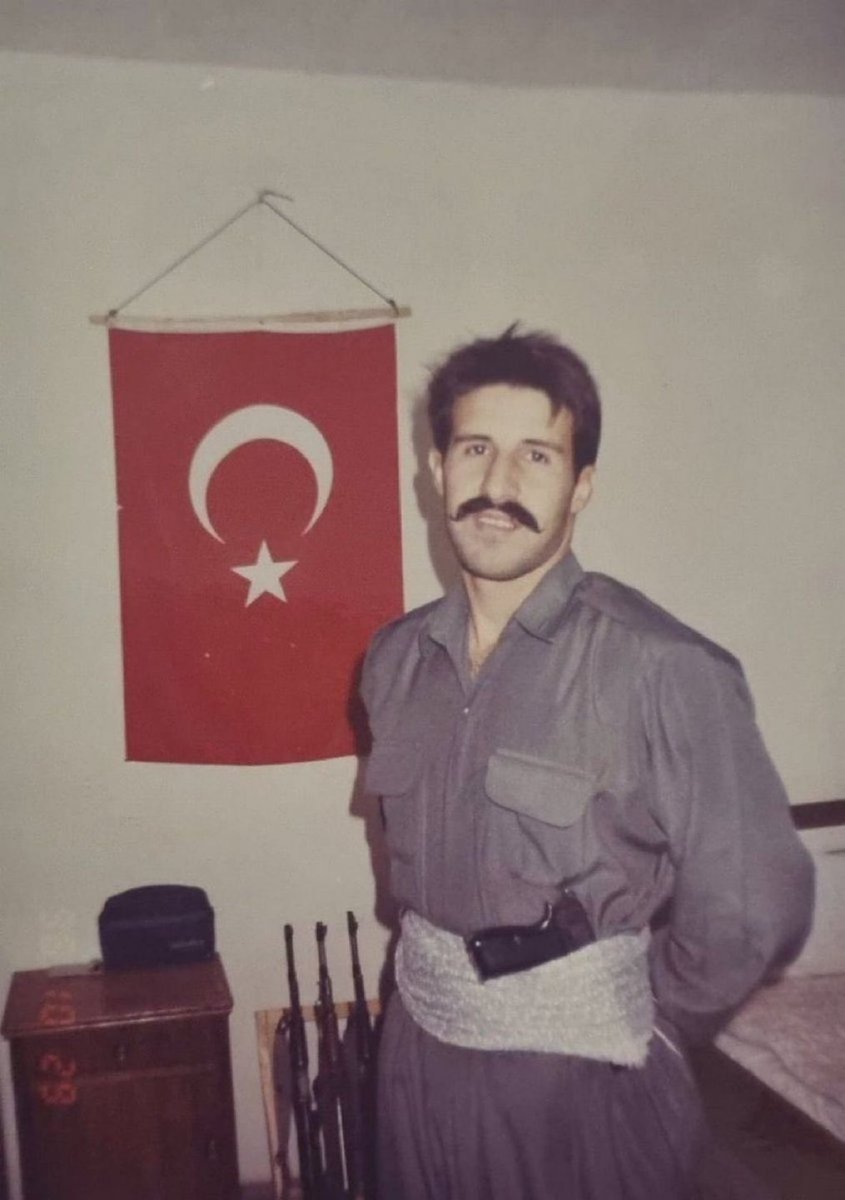 FerhatTasdan's tweet photo. Kurtları bağlamışlar, köpekler serbest,
Eşkiya düze inmiş, yiğitler derdest!

Türk Ulusu’nun şerefli subayı
#OrkunÖzellerYalnızDeğildir ! https://t.co/c90GMbmgwT