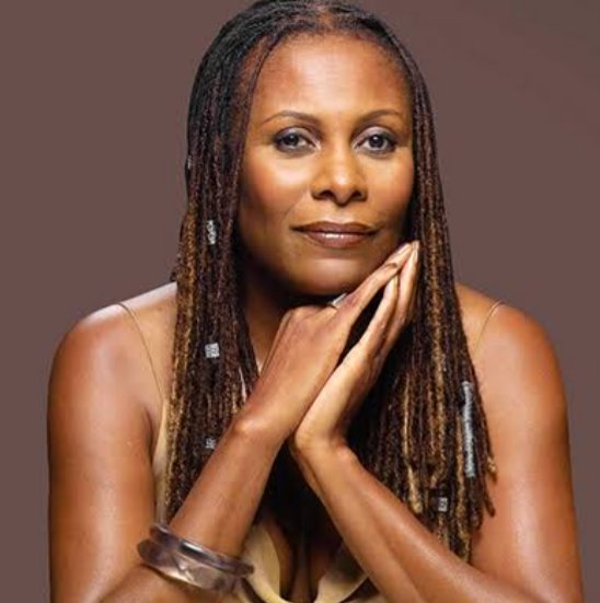 [LATE EVENING RELAXATION🍷]

Me and my friends just walking and talking, walking in New York...

(🎵WALKING IN NEW YORK🎵)

(🎙BRENDA RUSSELL🎙)