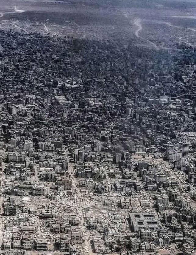 m_moaz_z's tweet photo. غزة تختفي من الخارطة، شارعًا تلو الآخر، وأنا أعيش بين الذهول واللا تصديق. 
هل هكذا تنتهي الأسطورة؟ تُمحى وكأنها خطأٌ خطُ بقلم: كأنها لم تكن… كأننا لم نكن. 
لا كل مراثي الأرض تكفيكِ، ولا دموع الكون.
يا وجعي الممتد يا غزة.
#غزه_تباد_وتحرق #غزة_تُباد https://t.co/1c7sx7xzy1
