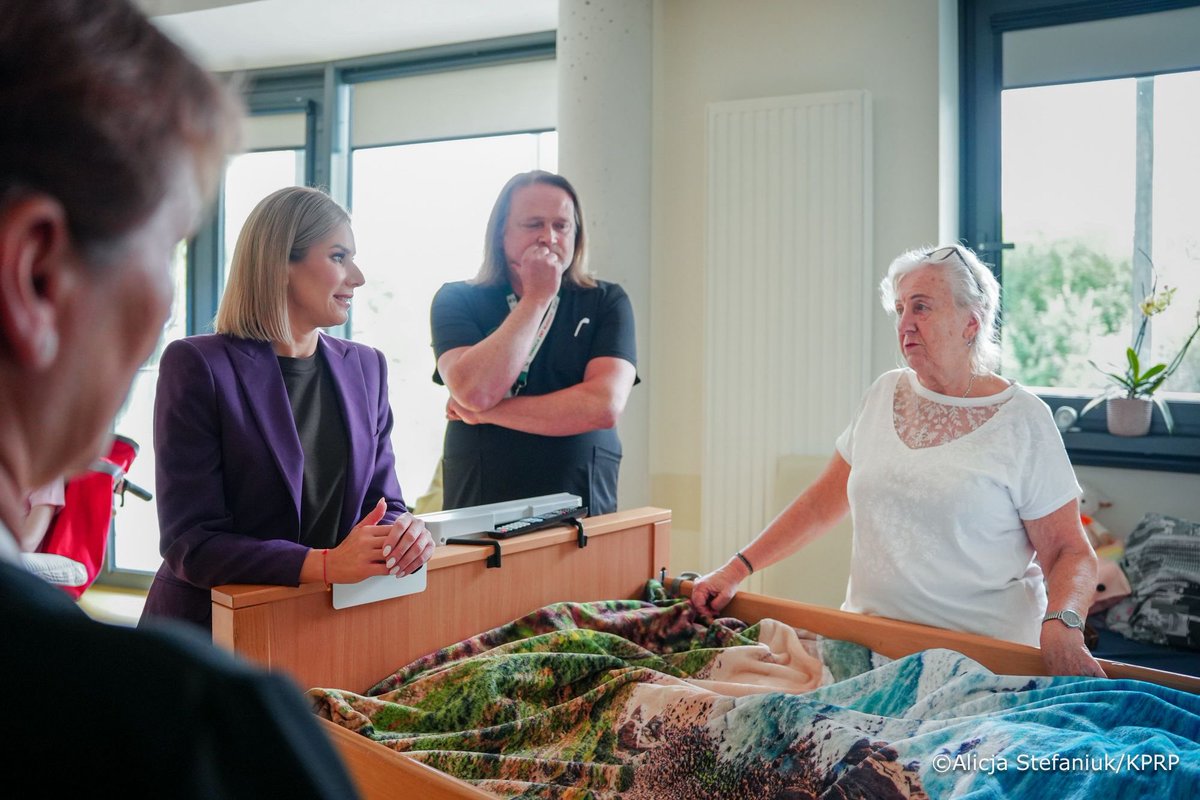 Pierwsza Dama Marta Nawrocka w Klinice Budzik: To miejsce pełne ciszy, ale i radości wybudzenia. Dajecie Państwo pacjentom kliniki i ich rodzinom nadzieję na zwycięstwo nawet w najtrudniejszej walce o zdrowie i życie. Bardzo Wam za to dziękuję.