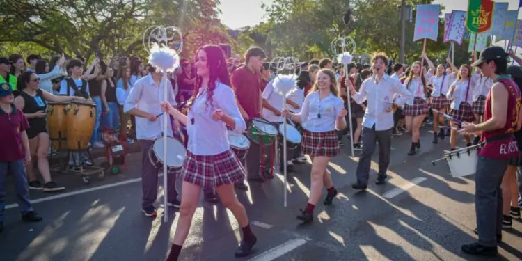 Policía suspende el inicio de la Estudiantina en Posadas: un llamado a la paz y la convivencia entre los estudiantes
enfoquemisiones.com/policia-suspen…