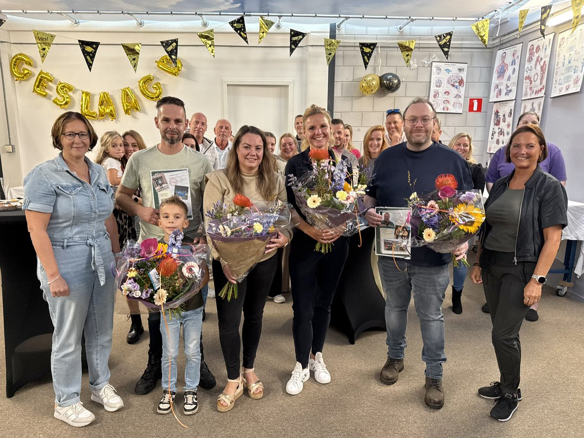 👩🏼‍🎓 Tijdens onze terugkerende ‘graduation party’ vierden we vanmiddag dat er 4 vers gediplomeerde collega’s in ons midden zijn: 2 ambulanceverpleegkundigen, 1 ambulancechauffeur en 1 verpleegkundig meldkamercentralist. Van harte gefeliciteerd, Wilco, Miranda, Marjolein en Joeri 💐