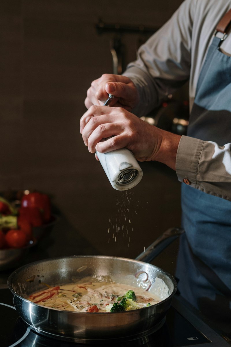 ShopsGadget's tweet image. Craft flavour with precision 👨🍳
Cook like a pro with our top tier non-stick pans and kitchen gear.
🛒 Shop premium kitchen gear now: kitchengadgetshops.com
#KitchenGoals #ChefAtHome #CookwareEssentials #HomeCookingMagic #KitchenGadgetShops
