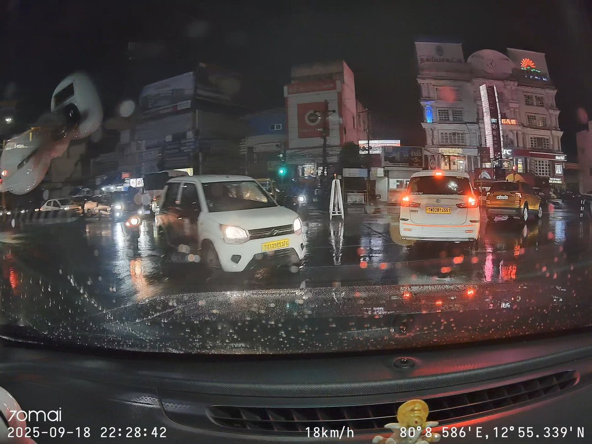 mani85ece's tweet photo. @COPTBM Signal violation and was blocking the way

TN12BE2374

LOCATION: Camp-road signal https://t.co/G5RZZPPOGh