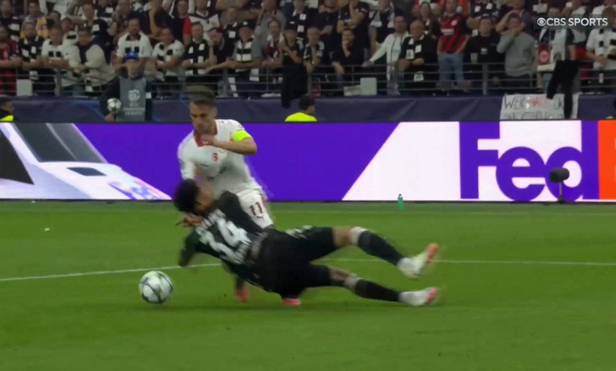Yunus just sonned the SHIT out of #14 Collins here sheeeesh #UCL #GalatasaraySK