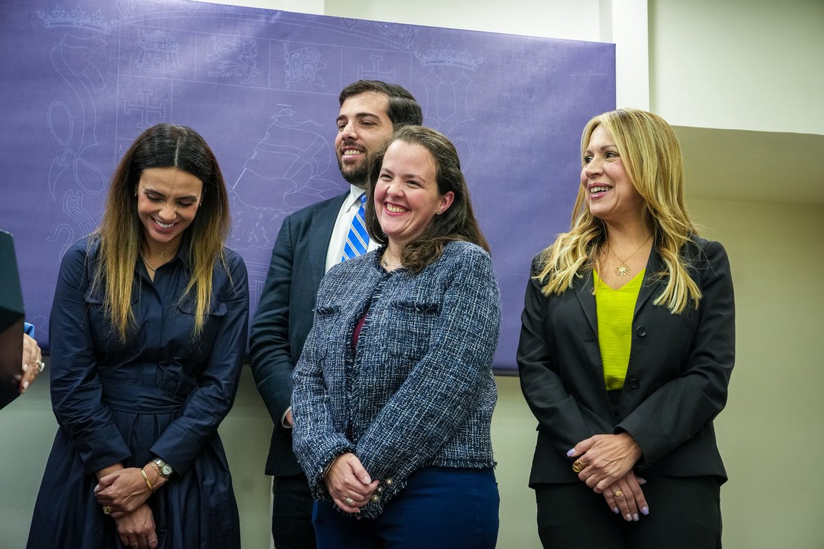 DTRHPR's tweet photo. 📚💻 En el Departamento del Trabajo y Recursos Humanos reafirmamos nuestro compromiso con la clase trabajadora.
El acuerdo entre la Gobernadora @Jenniffer y AWS ofrece adiestramientos gratuitos en nube, ciberseguridad e inteligencia artificial.
#DTRH #FuerzaLaboral https://t.co/8UqGUTWdgg