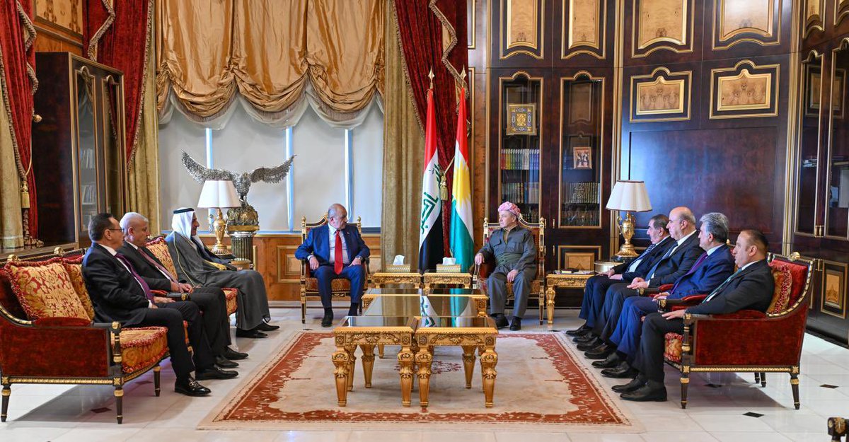 ئەمڕۆ لە هەولێر دیدارێکی بەرهەمدار و بنیاتنەرمان لەگەڵ سەرۆکی پارتی دیموکراتی کوردستان بەڕێز مەسعوود بارزانی ئەنجامدا

لە میانەی دیدارەکەدا کۆمەڵێک بابەتی سیاسی بەرژەوەندی هاوبەشمان تاوتوێ کرد و گفتوگۆمان لەسەر گرنگی پتەوکردنی هاوکاری و هەماهەنگی لە نێوان هەموو هێزە نیشتمانییەکان